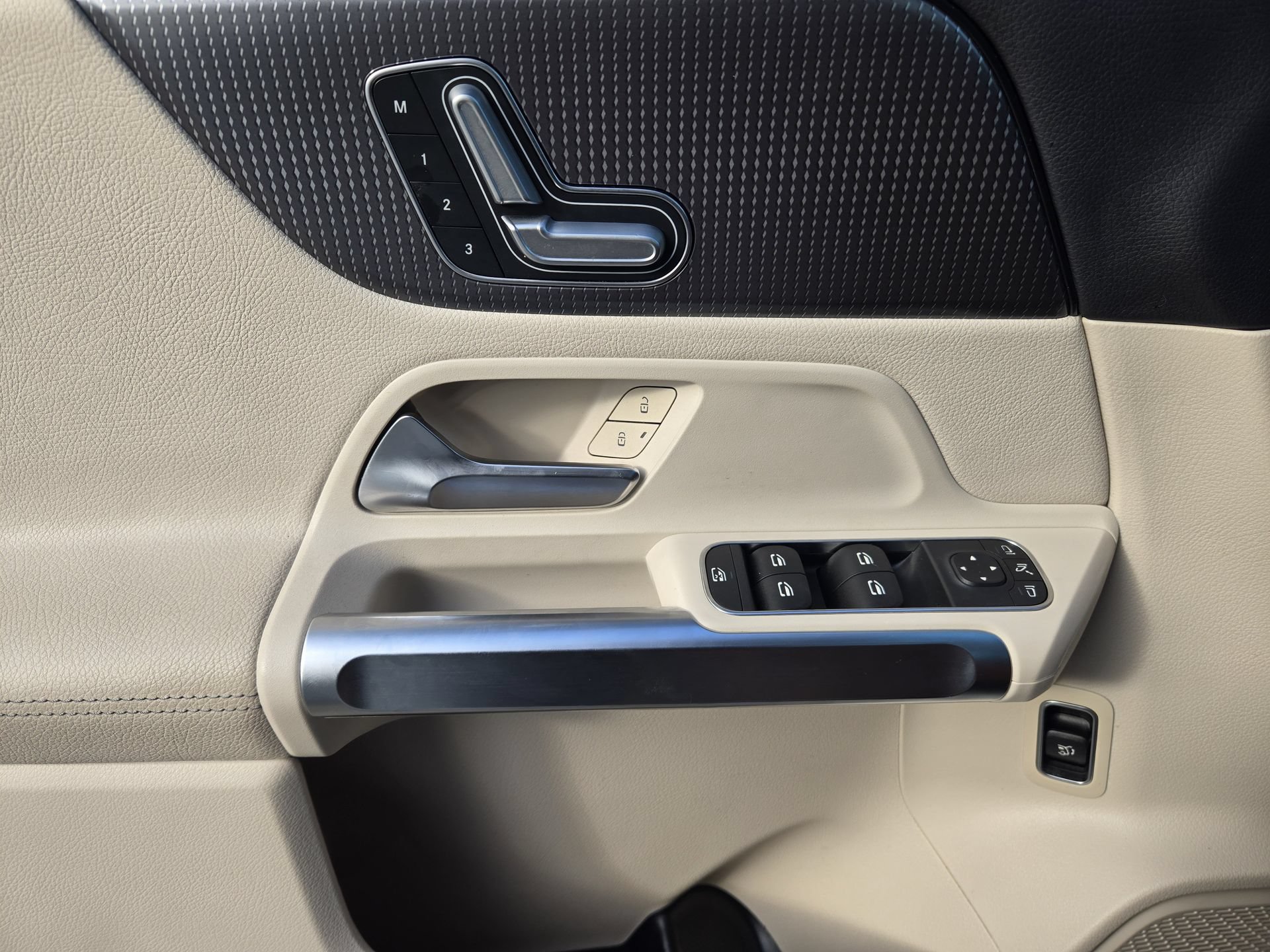 Used 2021 Mercedes-Benz GLB 250 image 21