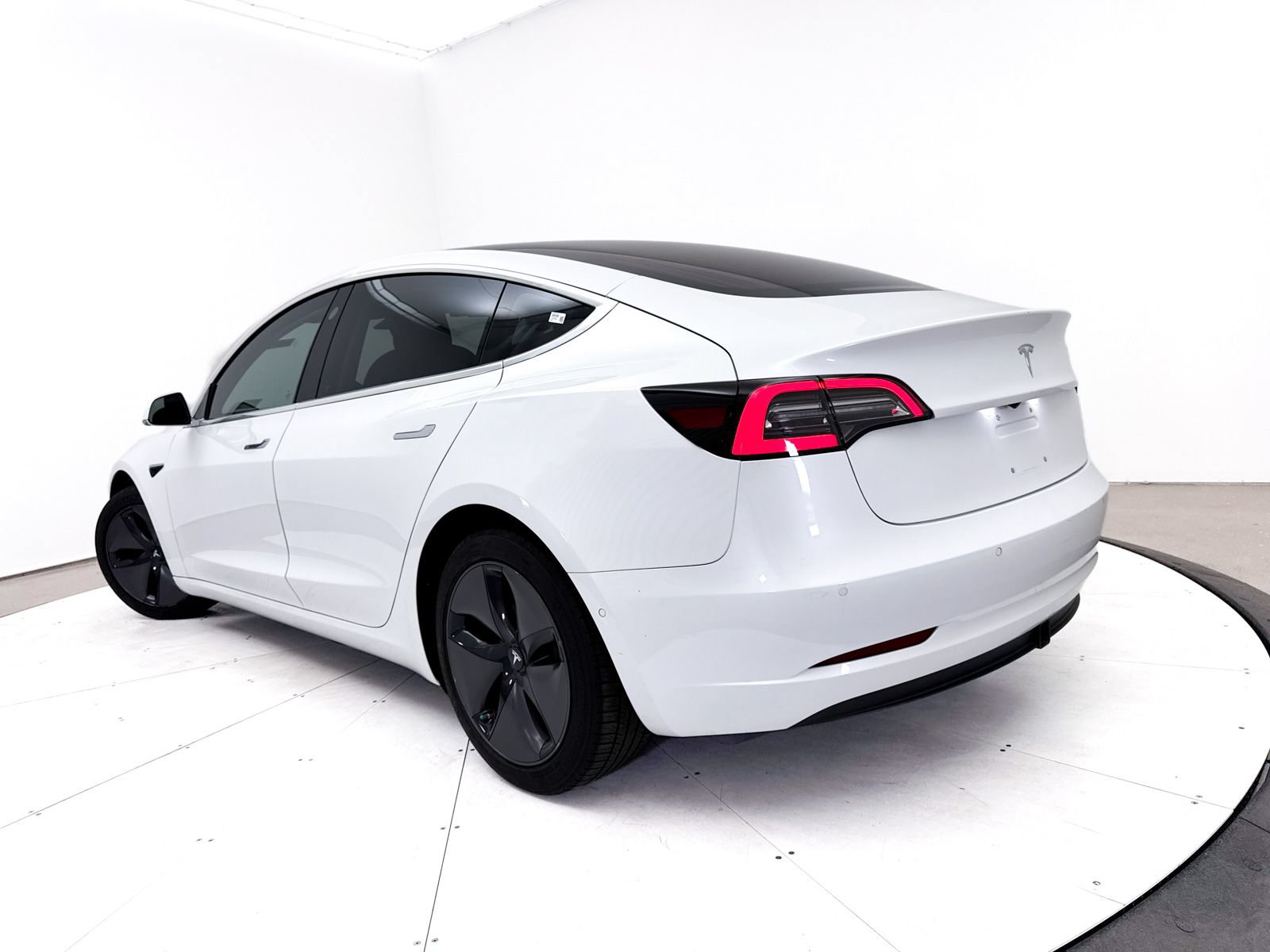Used 2018 Tesla Model 3 Long Range RWD image 2