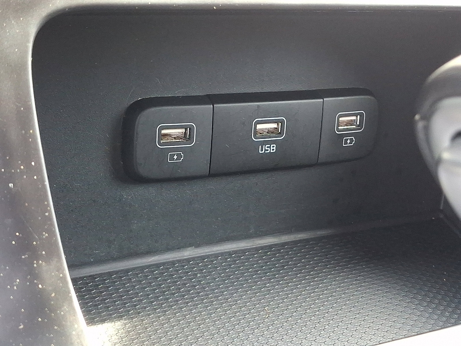 Used 2024 Kia Carnival LX FWD image 24