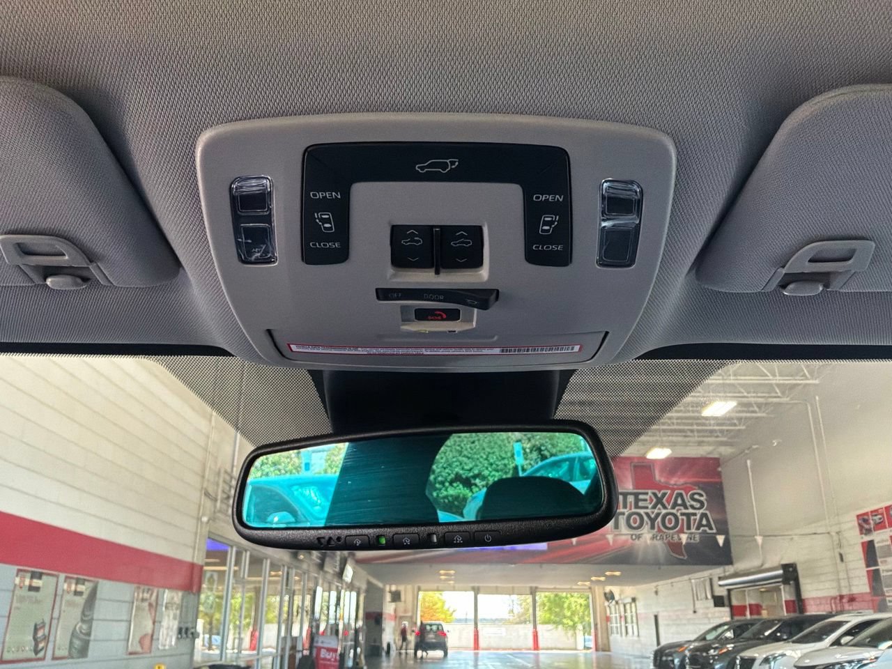 Used 2026 Toyota Sienna XLE FWD image 18