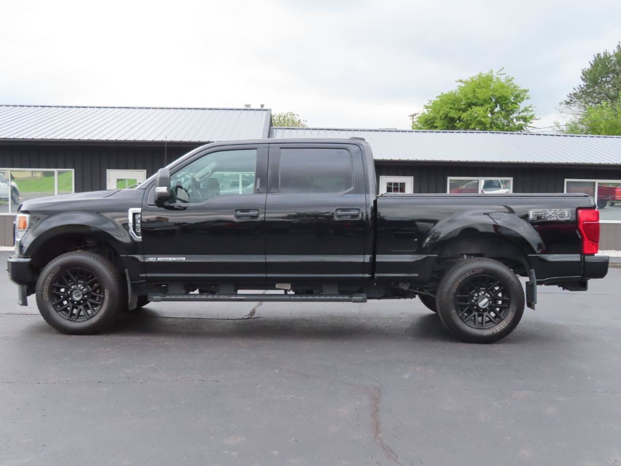 Used 2022 Ford F350 XLT w/ Black Appearance Package AWD/4WD image 3