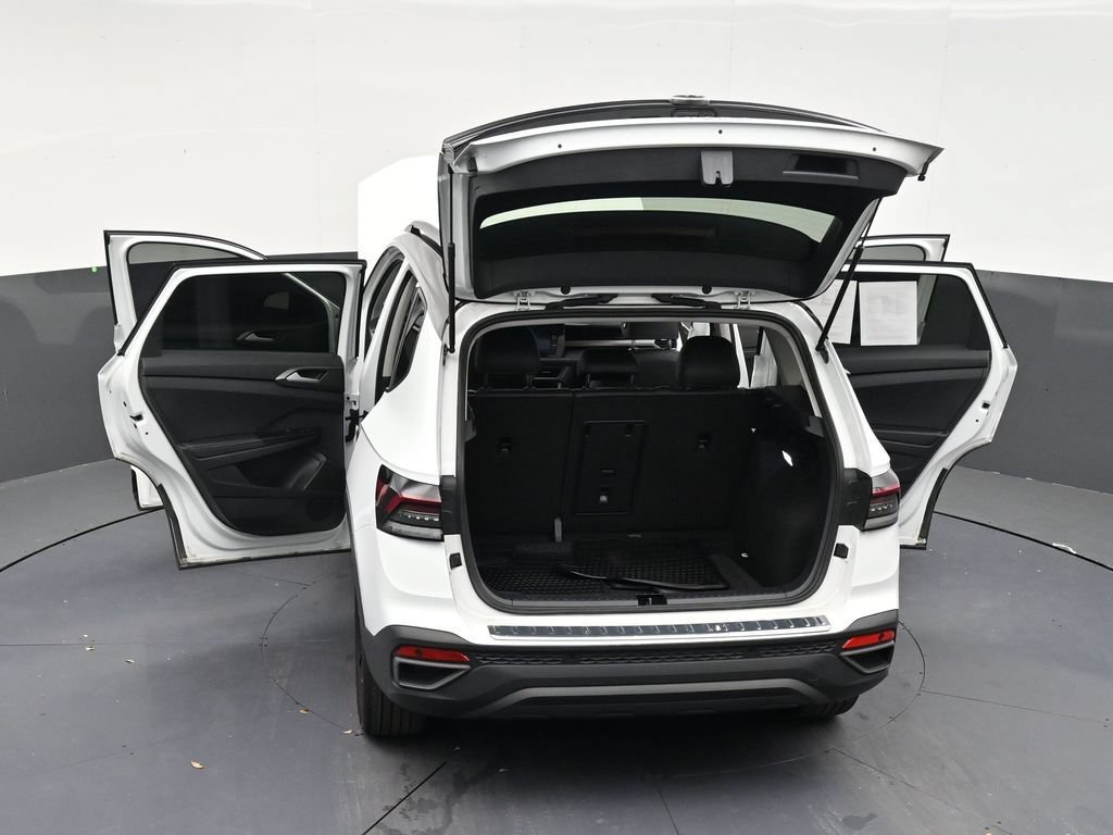 Used 2025 Volkswagen Taos SE FWD image 32