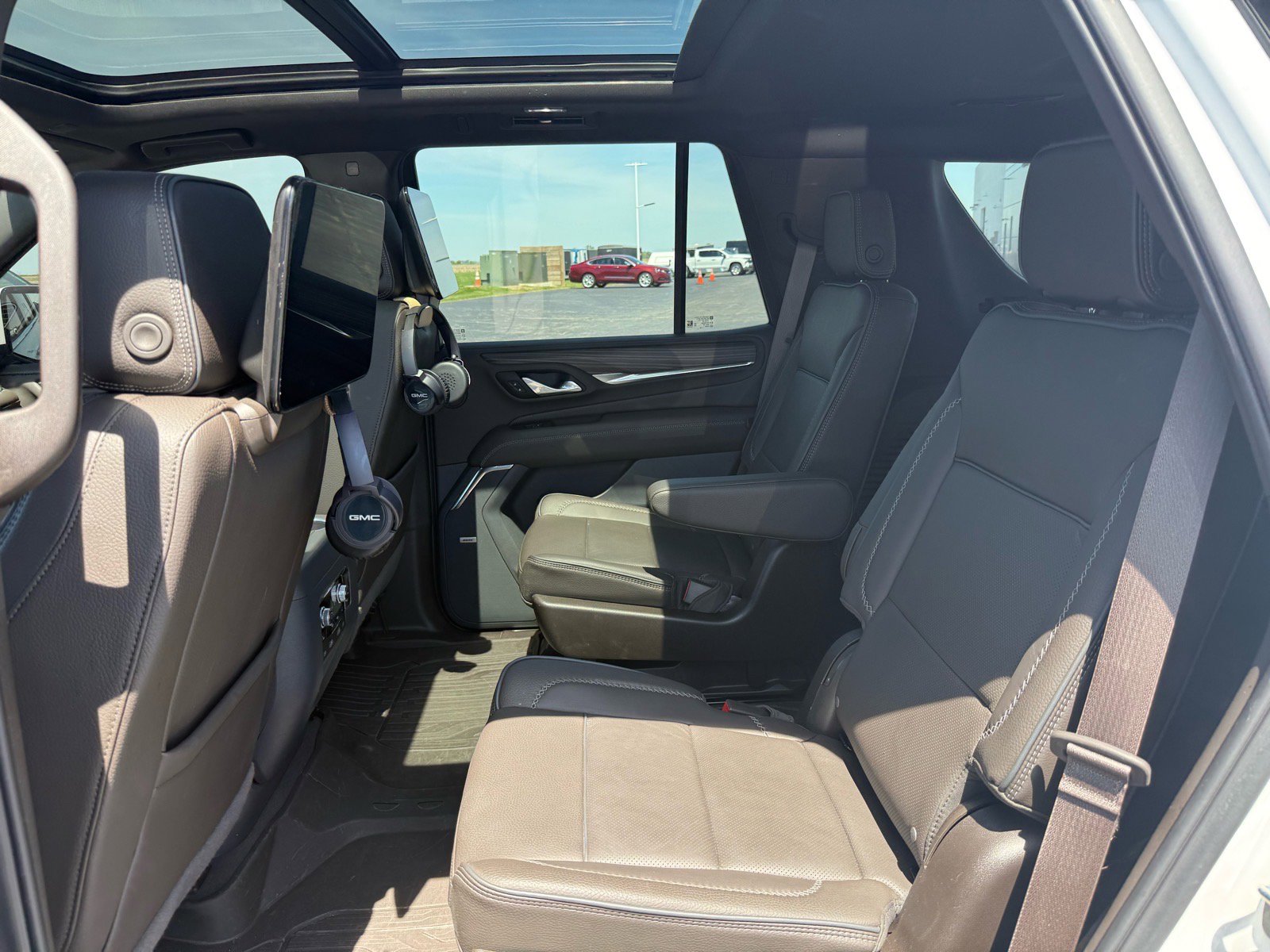 Used 2024 GMC Yukon Denali w/ Advanced Technology Package AWD/4WD image 15