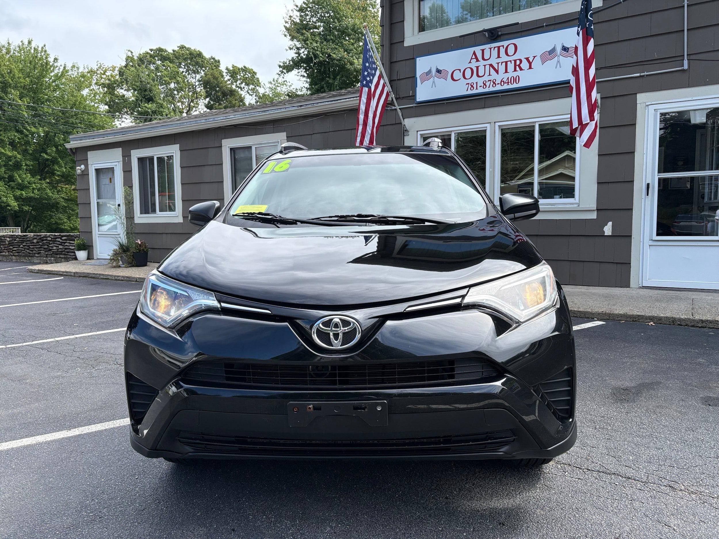 Used 2016 Toyota RAV4 LE AWD/4WD image 2