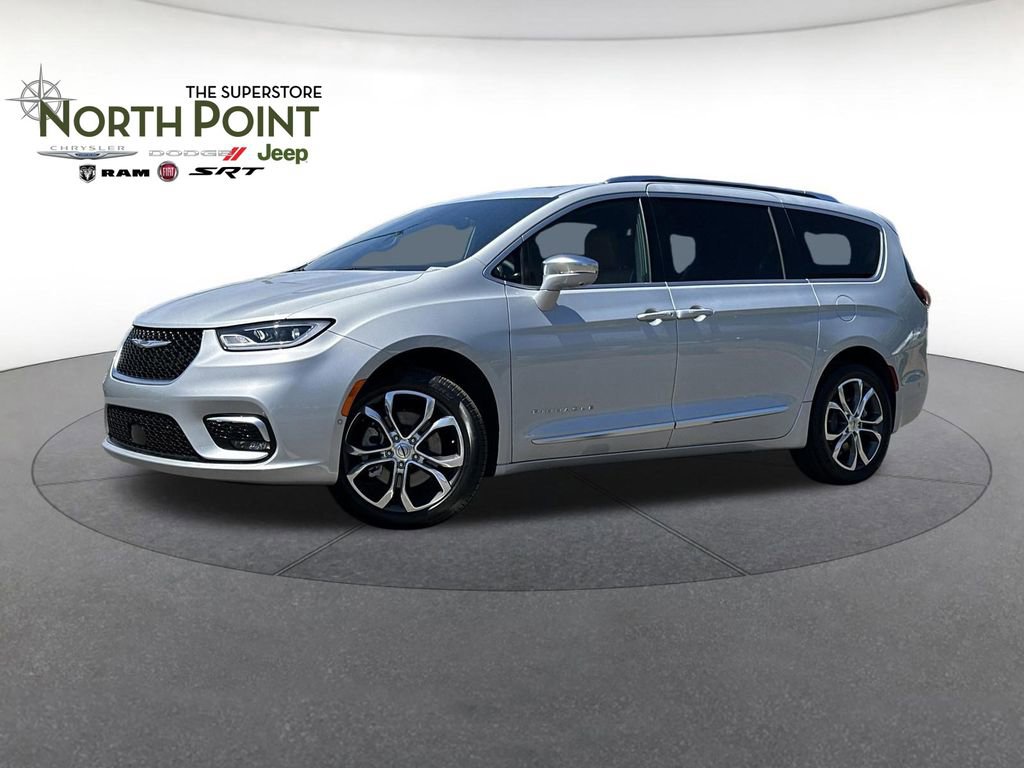 Used 2024 Chrysler Pacifica Pinnacle w/ Trailer Tow Group AWD/4WD image 1