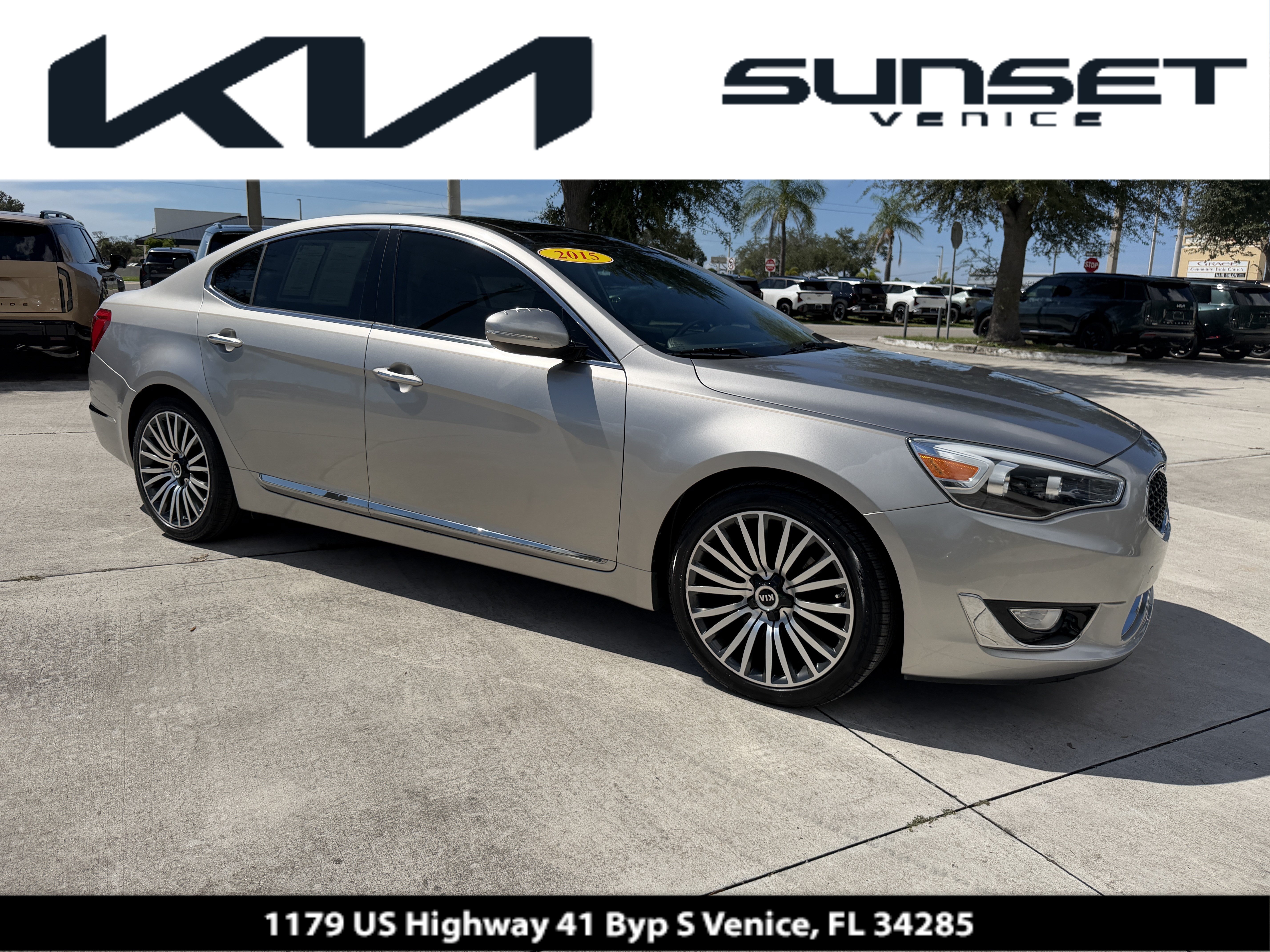 Used 2015 Kia Cadenza Premium w/ Technology Package FWD image 1