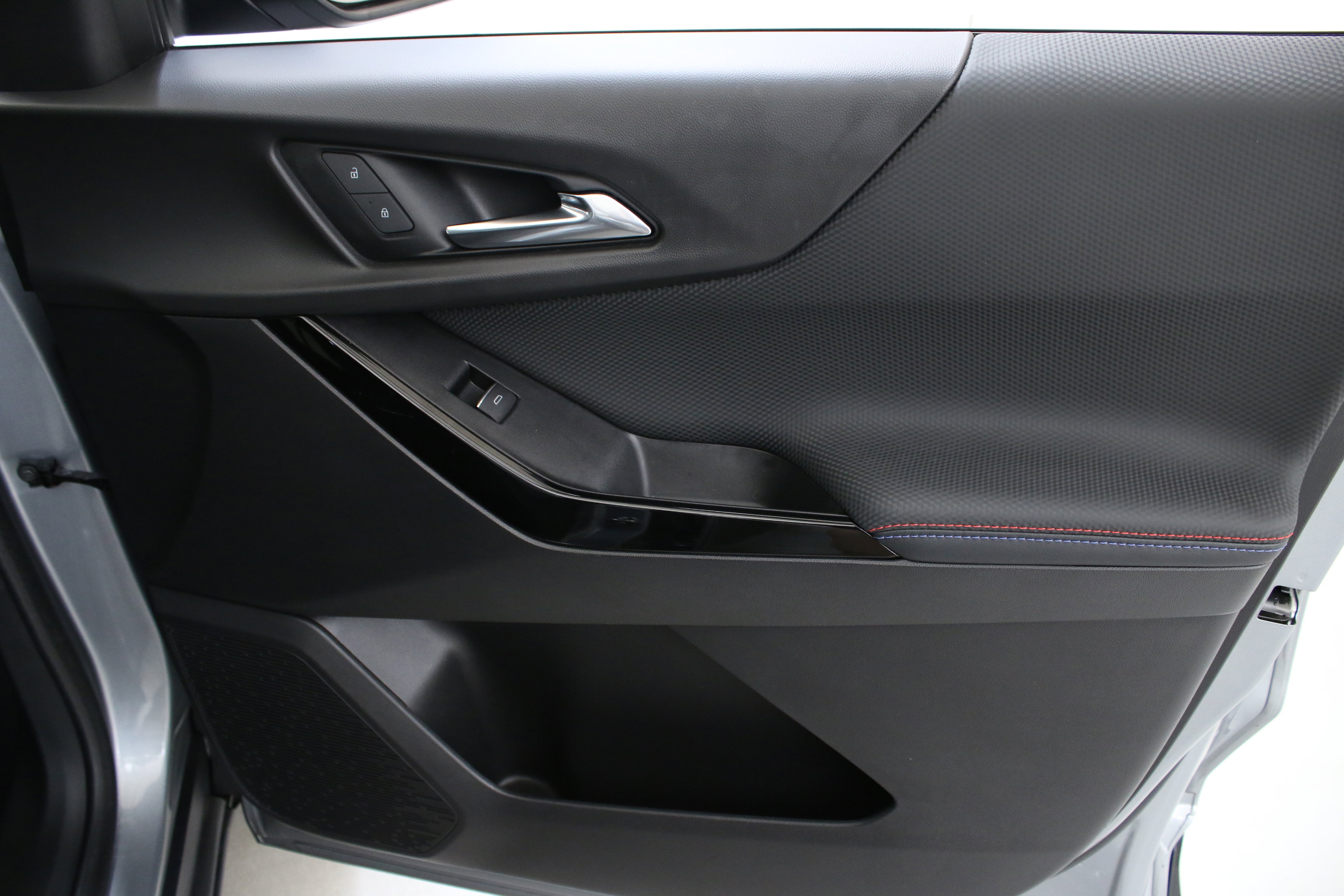 Certified 2025 Chevrolet Equinox RS w/ Safety and Technology Package AWD/4WD image 32