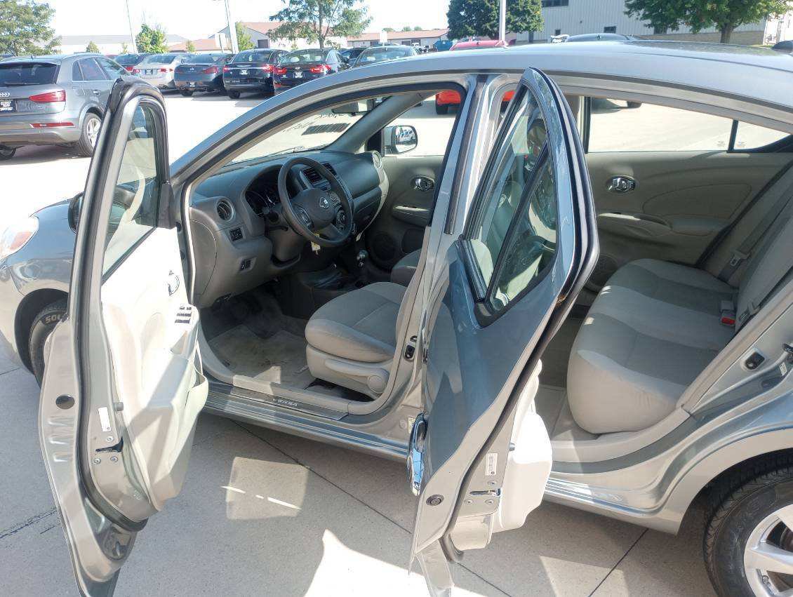 Used 2012 Nissan Versa SL image 4