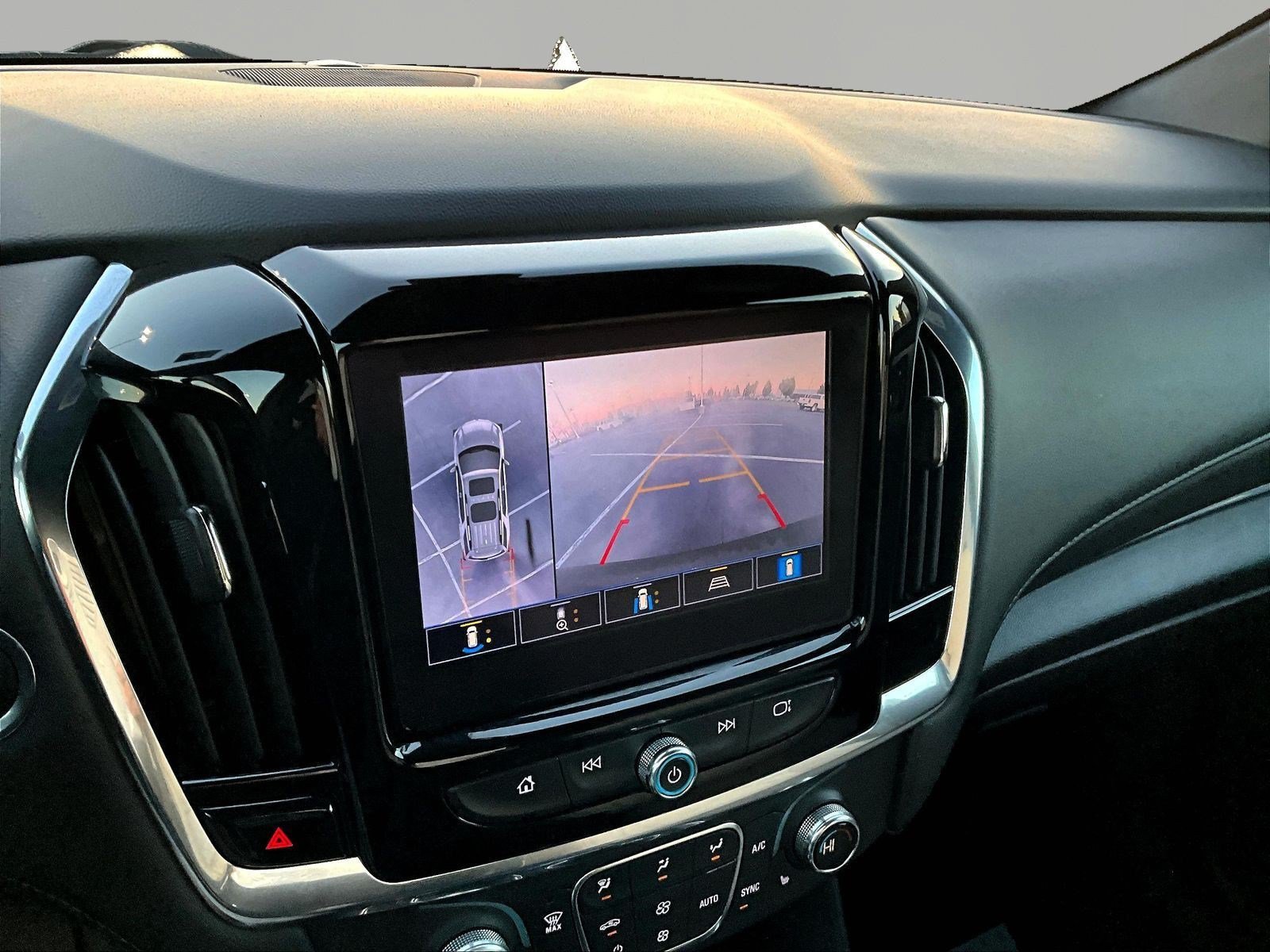 Used 2023 Chevrolet Traverse LT FWD image 14