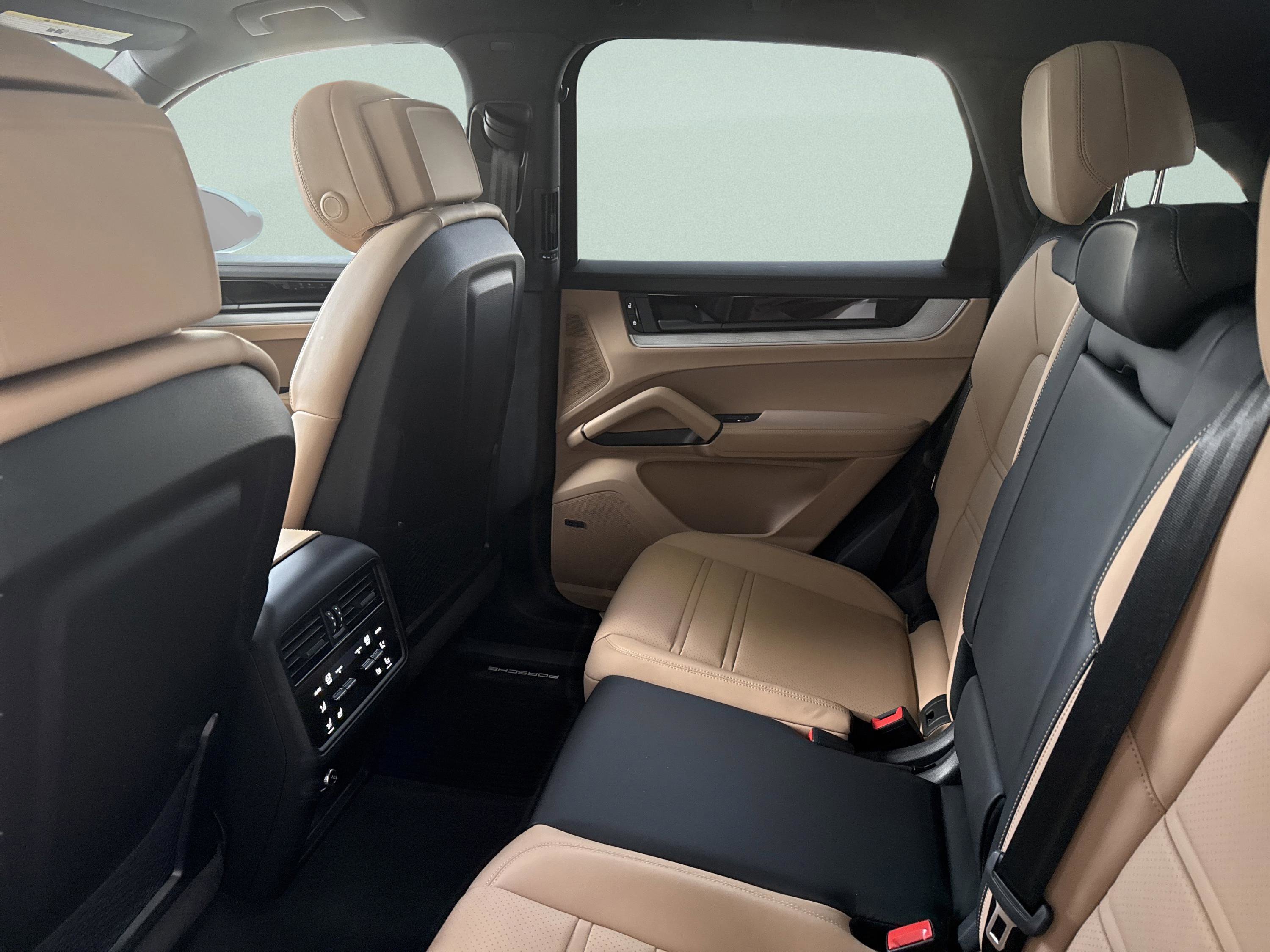 Used 2024 Porsche Cayenne image 33