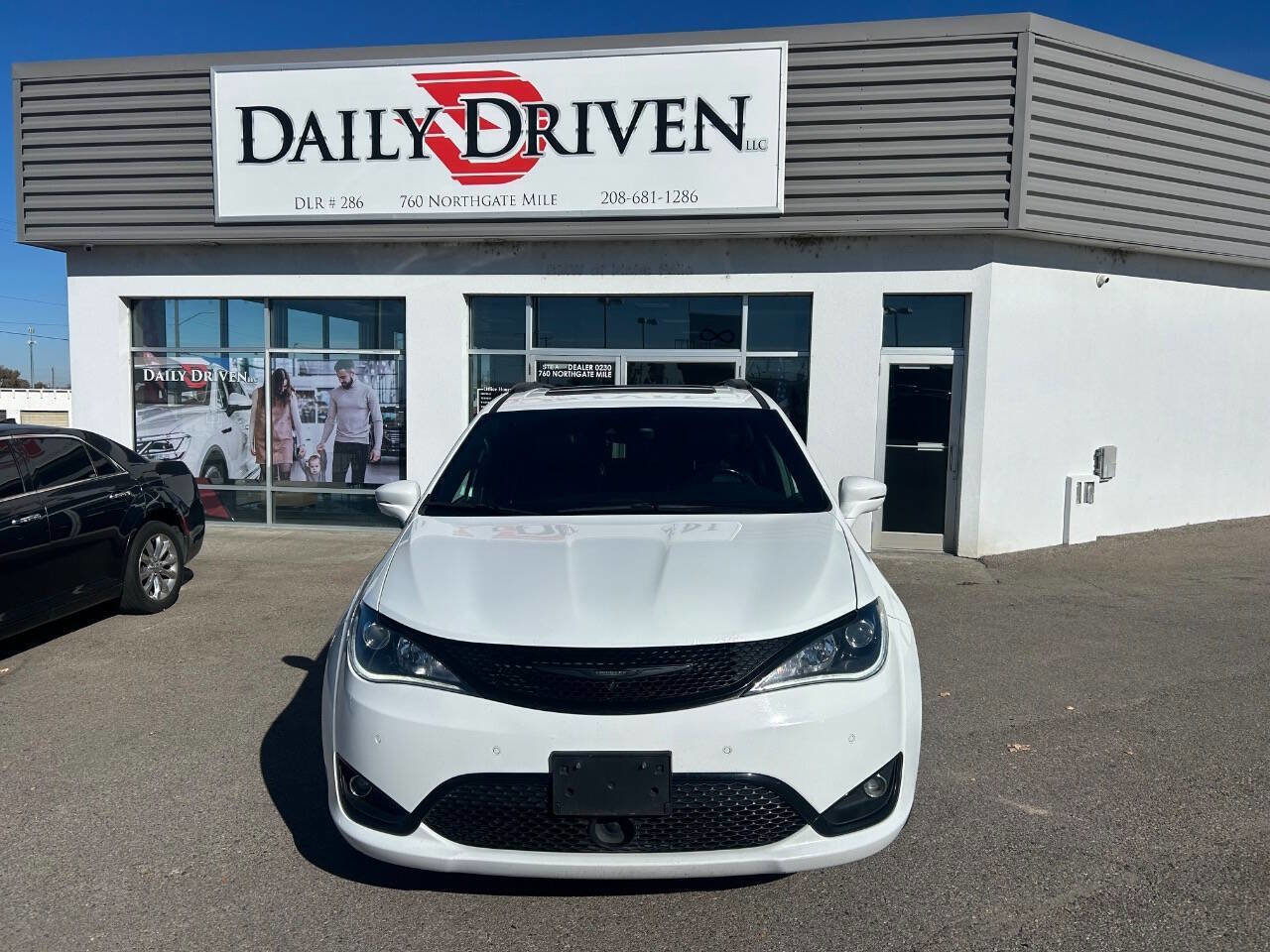 Used 2019 Chrysler Pacifica Limited w/ Advanced Safetytec Group image 2