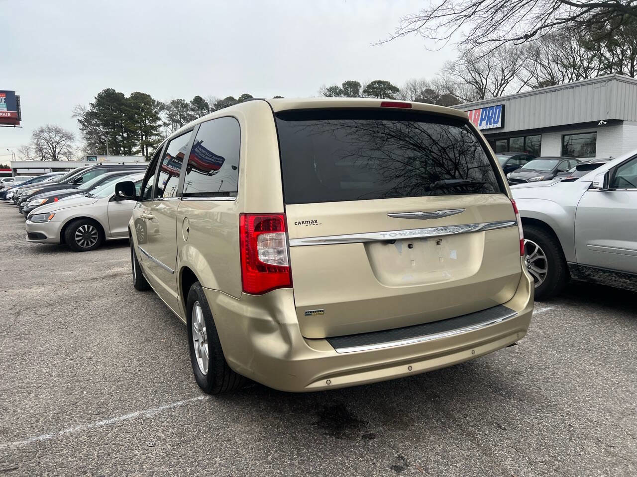 Used 2012 Chrysler Town & Country Touring-L w/ Entertainment Group #2 image 8