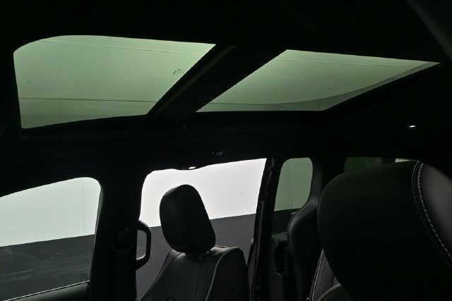 Used 2026 Chrysler Pacifica Limited FWD image 10