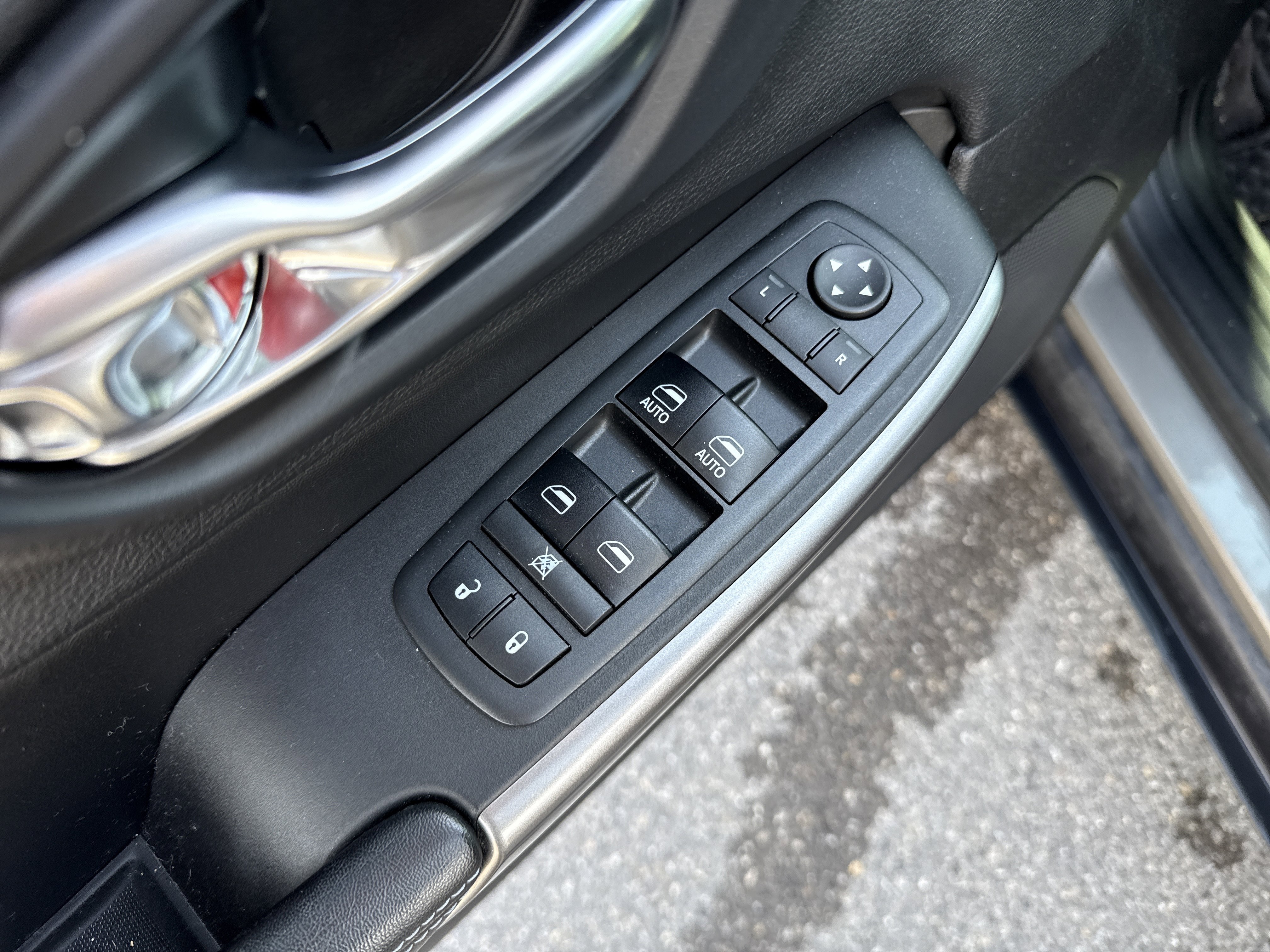 Used 2019 Jeep Cherokee Latitude Plus w/ Cold Weather Group AWD/4WD image 15