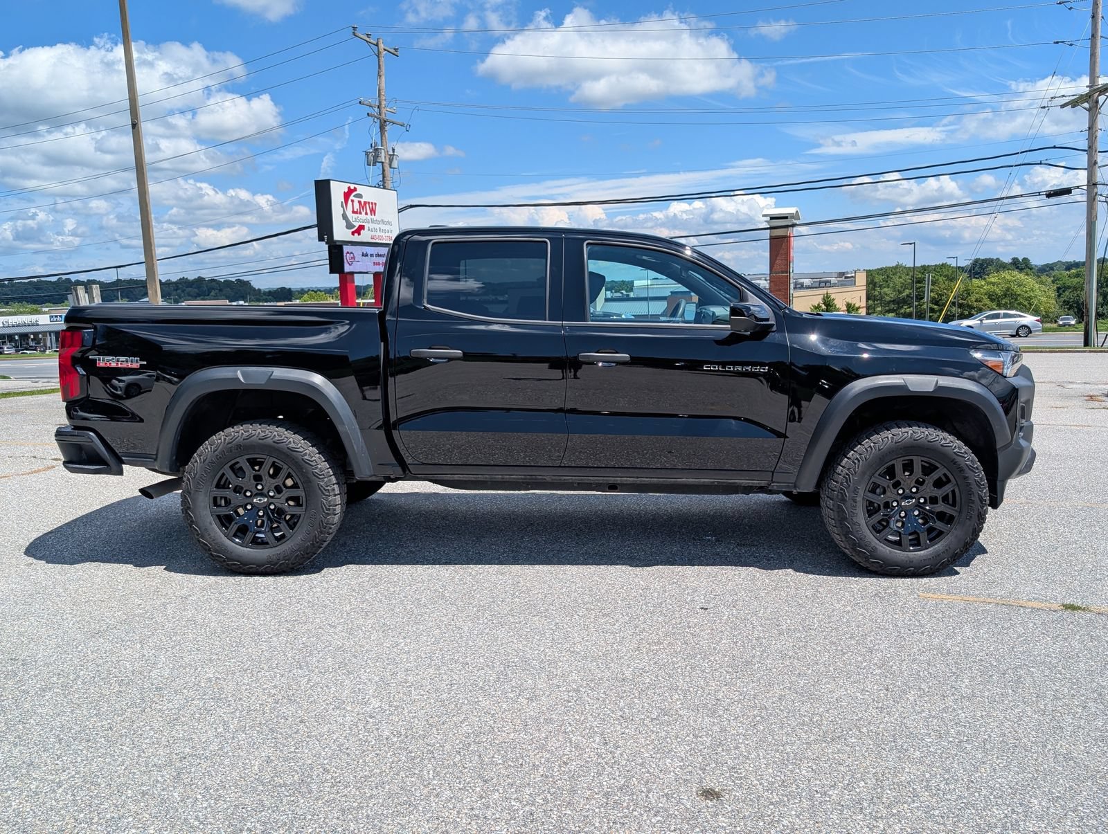 Used 2024 Chevrolet Colorado Trail Boss w/ Technology Package AWD/4WD image 2