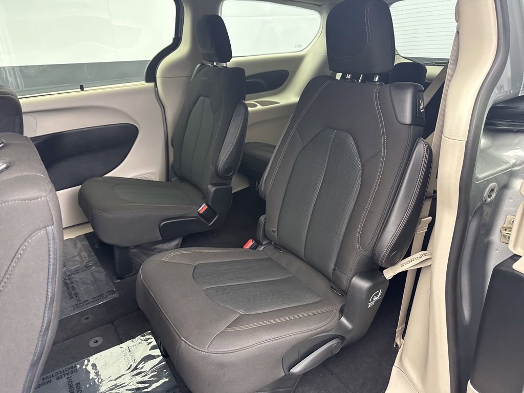 Used 2020 Chrysler Pacifica Touring image 14