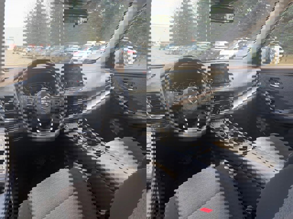 Used 2023 Nissan Rogue SV image 14