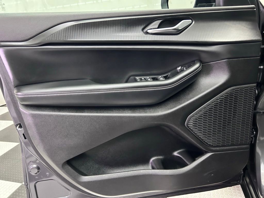 Used 2024 Jeep Grand Cherokee Laredo image 13