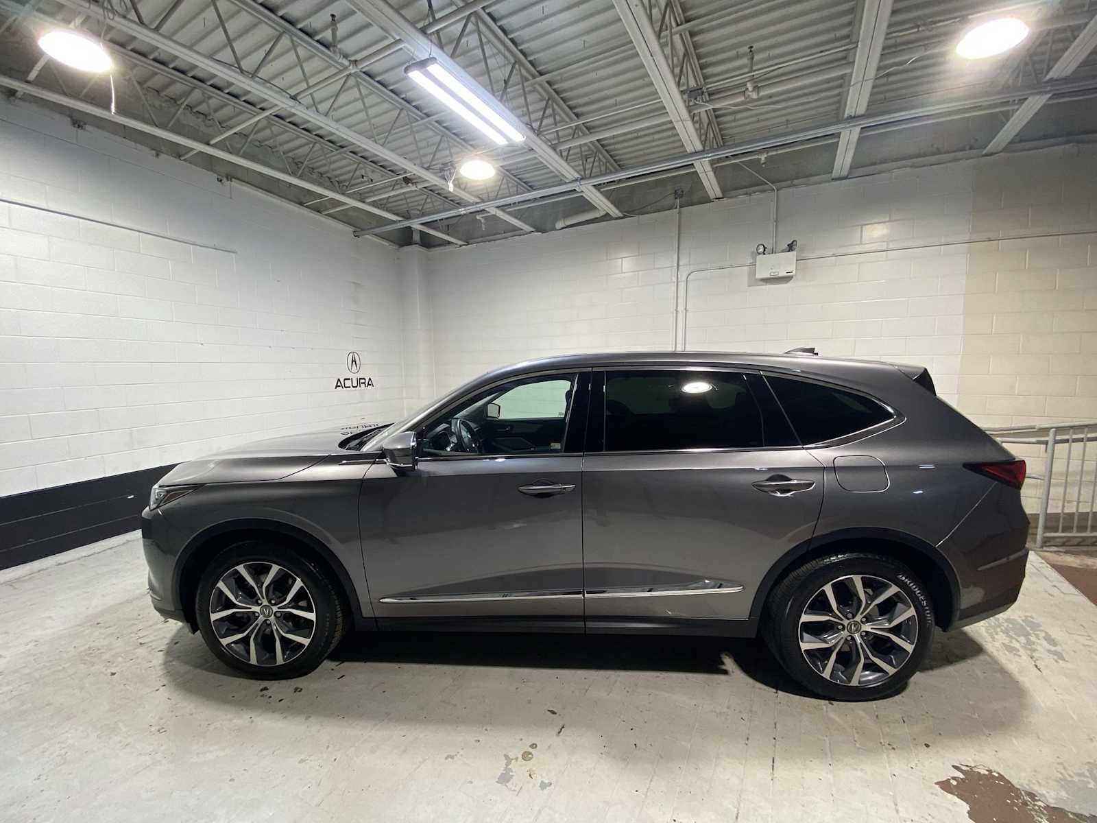 Used 2023 Acura MDX SH-AWD w/ Technology Package image 3