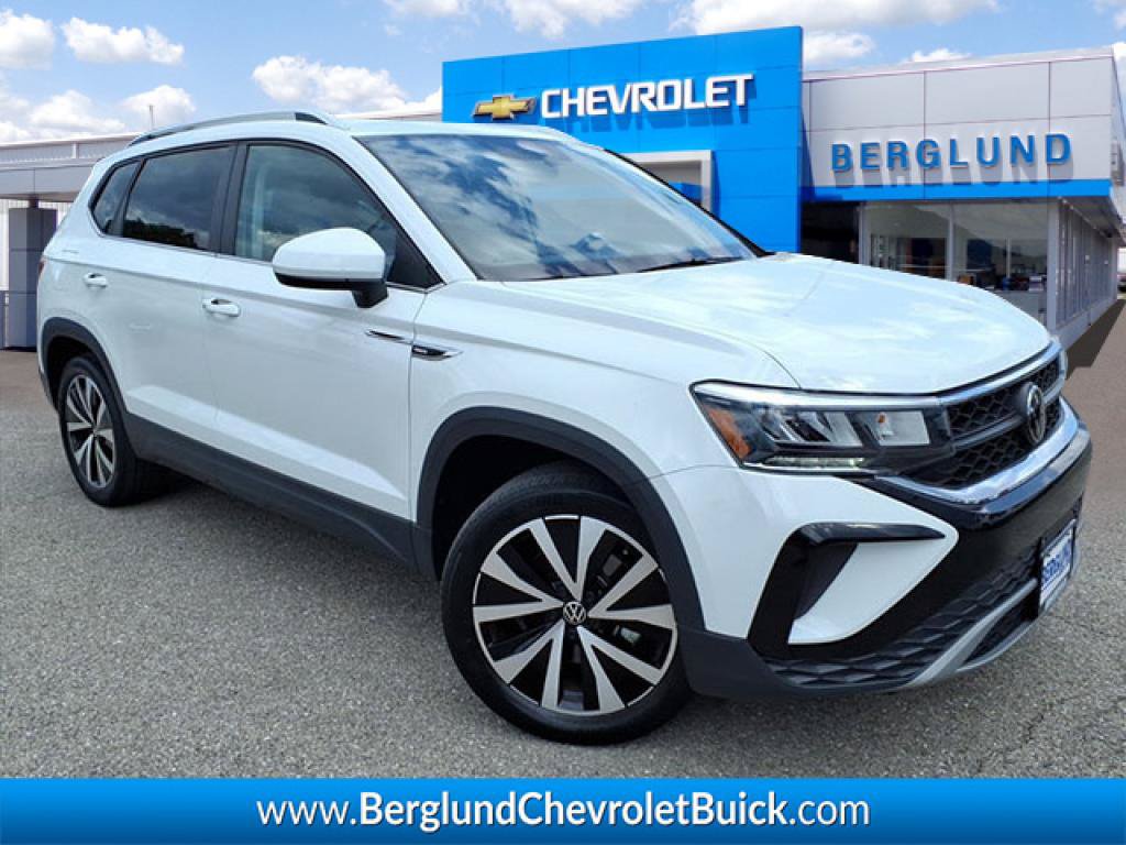 Used 2022 Volkswagen Taos SE w/ Panoramic Sunroof Package