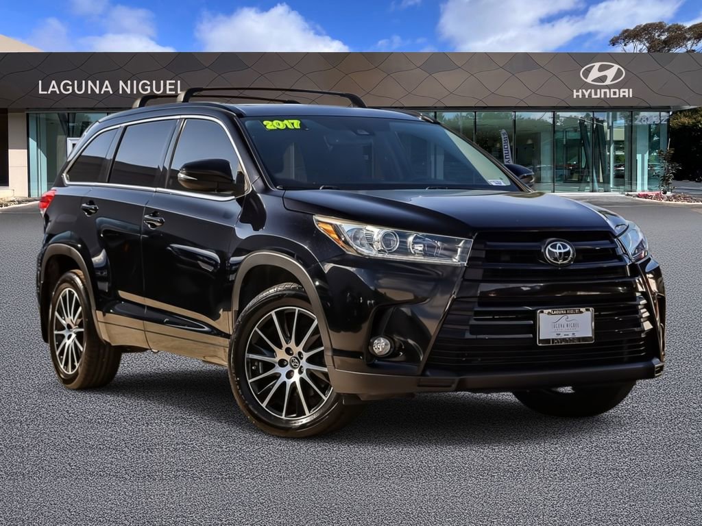 Used 2017 Toyota Highlander SE w/ Carpet Mat Package AWD/4WD image 1