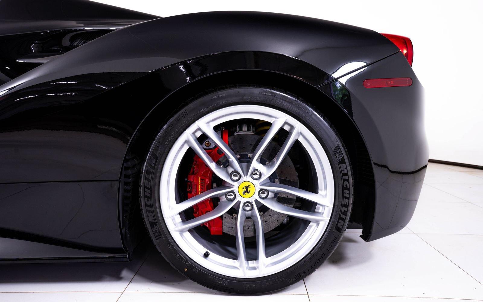 Used 2018 Ferrari 488 Spider RWD image 17