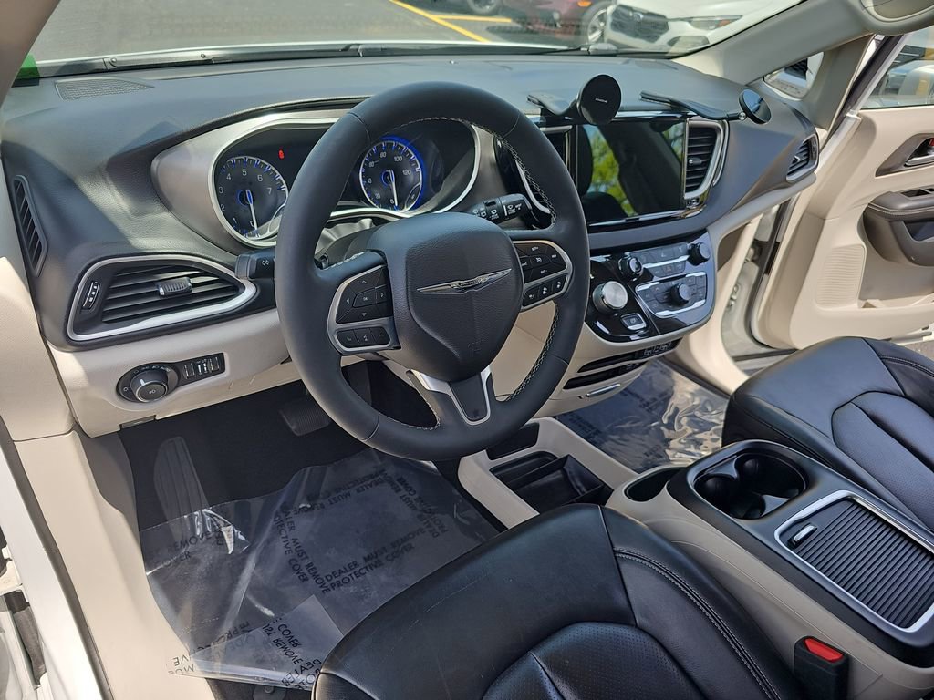 Certified 2022 Chrysler Pacifica Touring-L FWD image 17