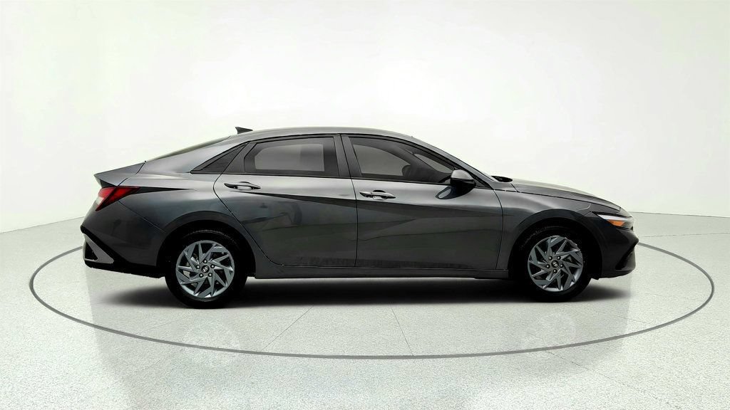 Used 2024 Hyundai Elantra SEL FWD image 4