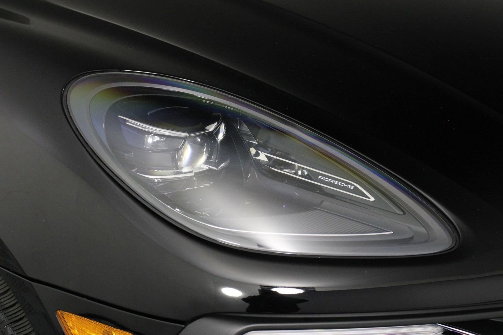 Certified 2025 Porsche Macan AWD/4WD image 28
