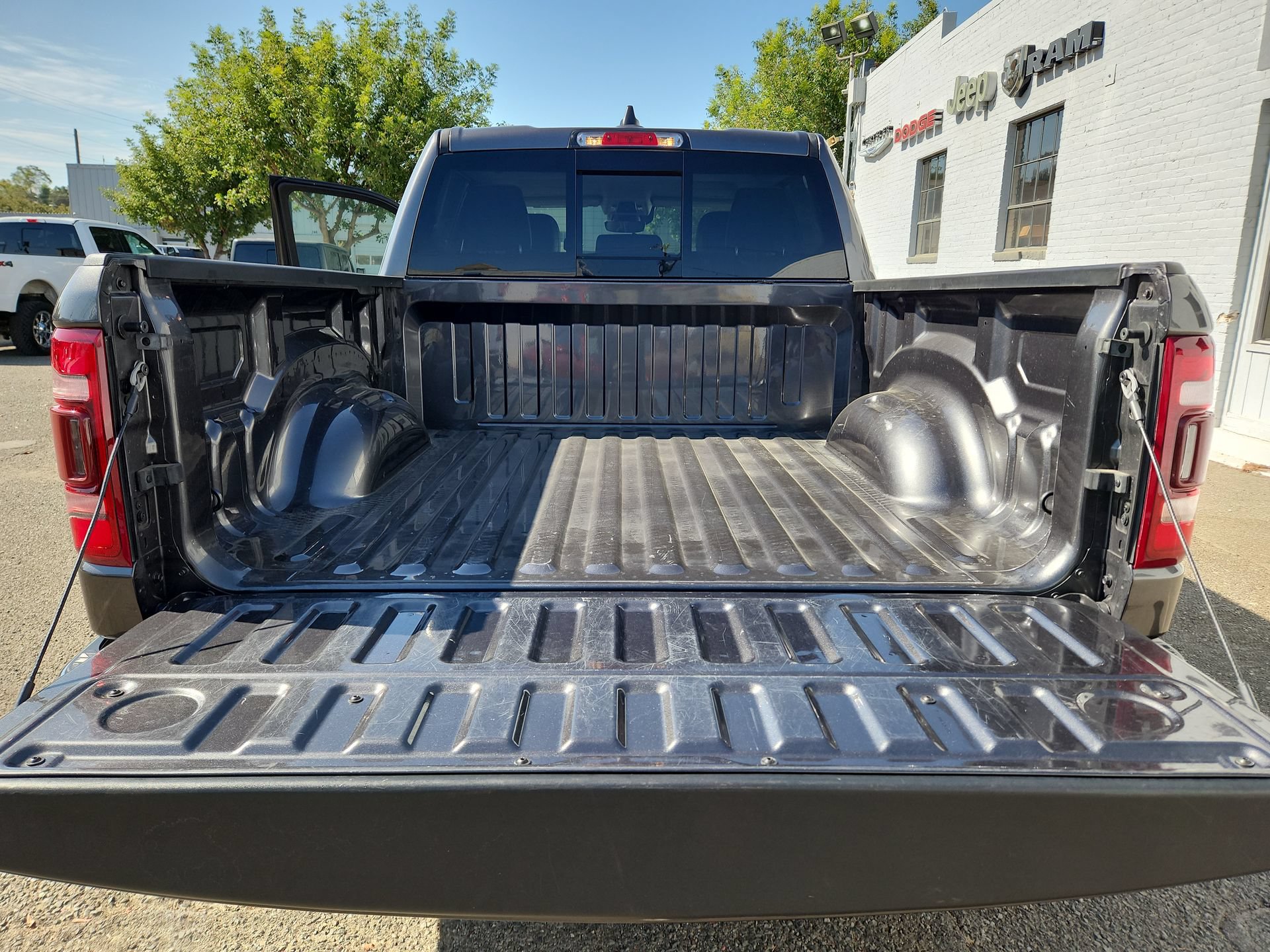 Used 2022 RAM 1500 Laramie AWD/4WD image 19
