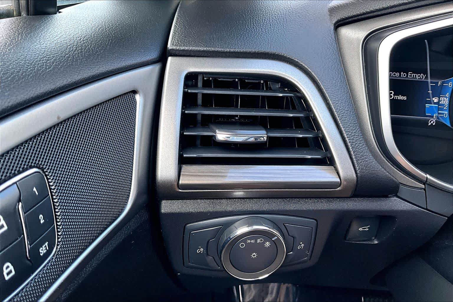 Used 2018 Ford Fusion SE w/ Fusion SE Technology Package FWD image 36