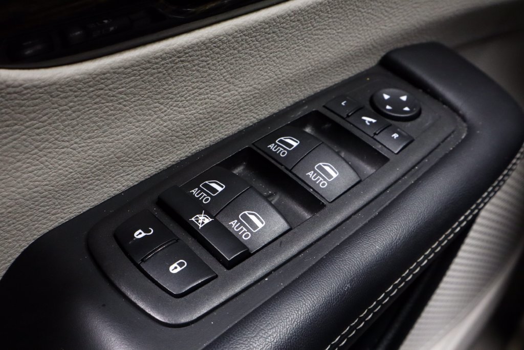 Used 2023 Chrysler Pacifica Limited FWD image 25