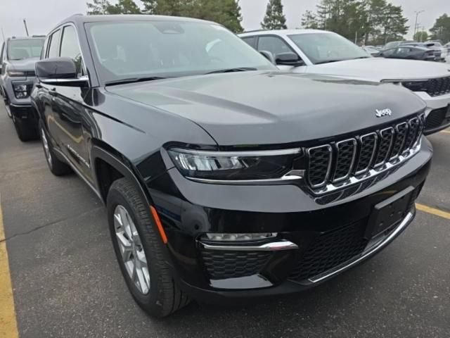 Used 2023 Jeep Grand Cherokee Limited AWD/4WD image 2