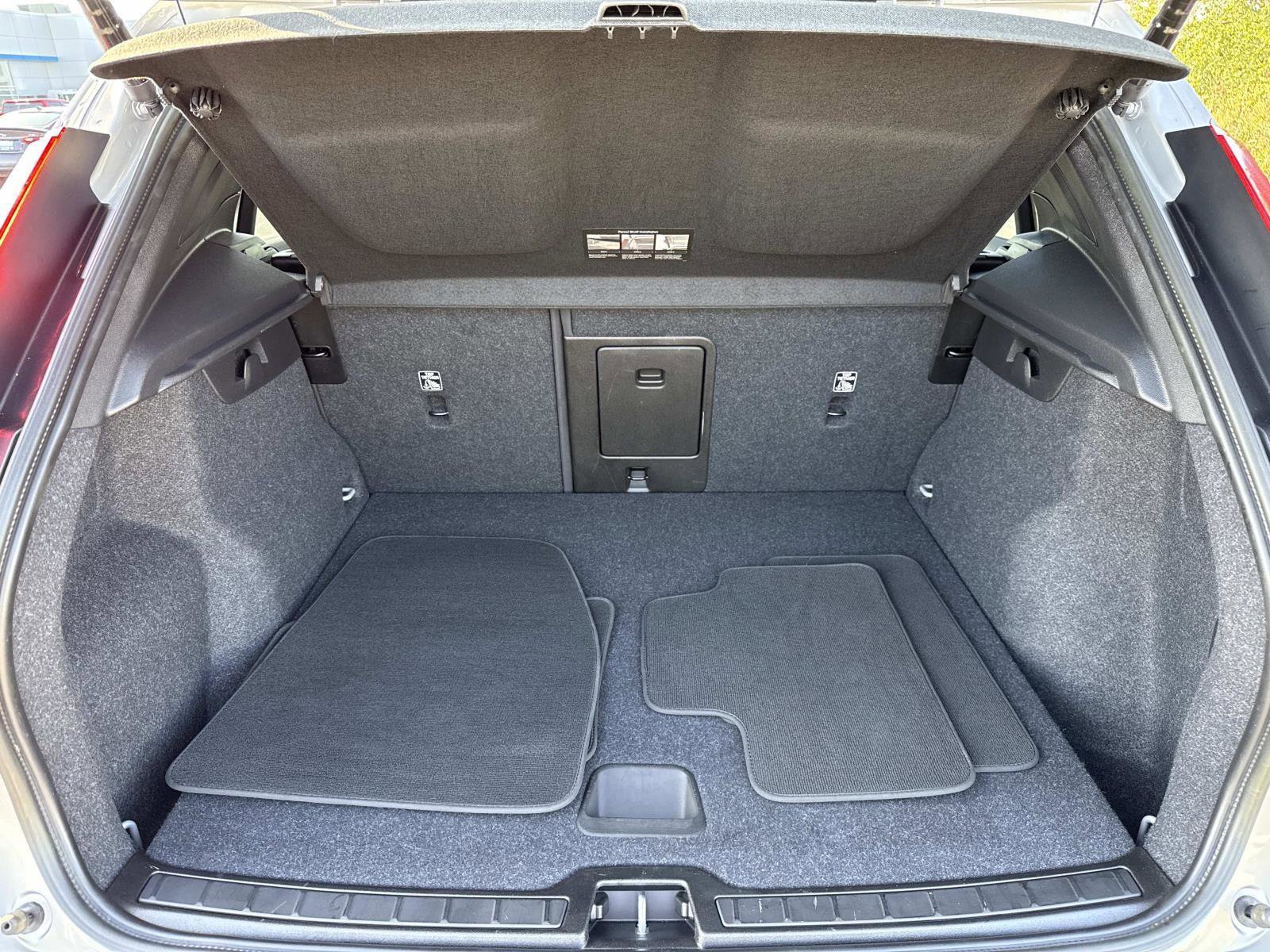 Used 2024 Volvo XC40 B5 Core image 22