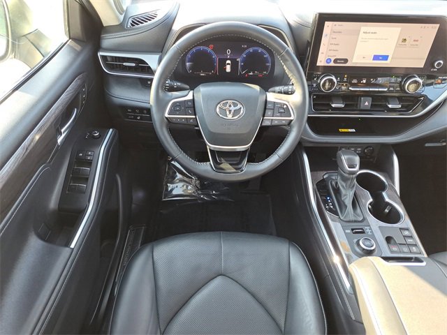 Used 2024 Toyota Highlander Platinum image 11