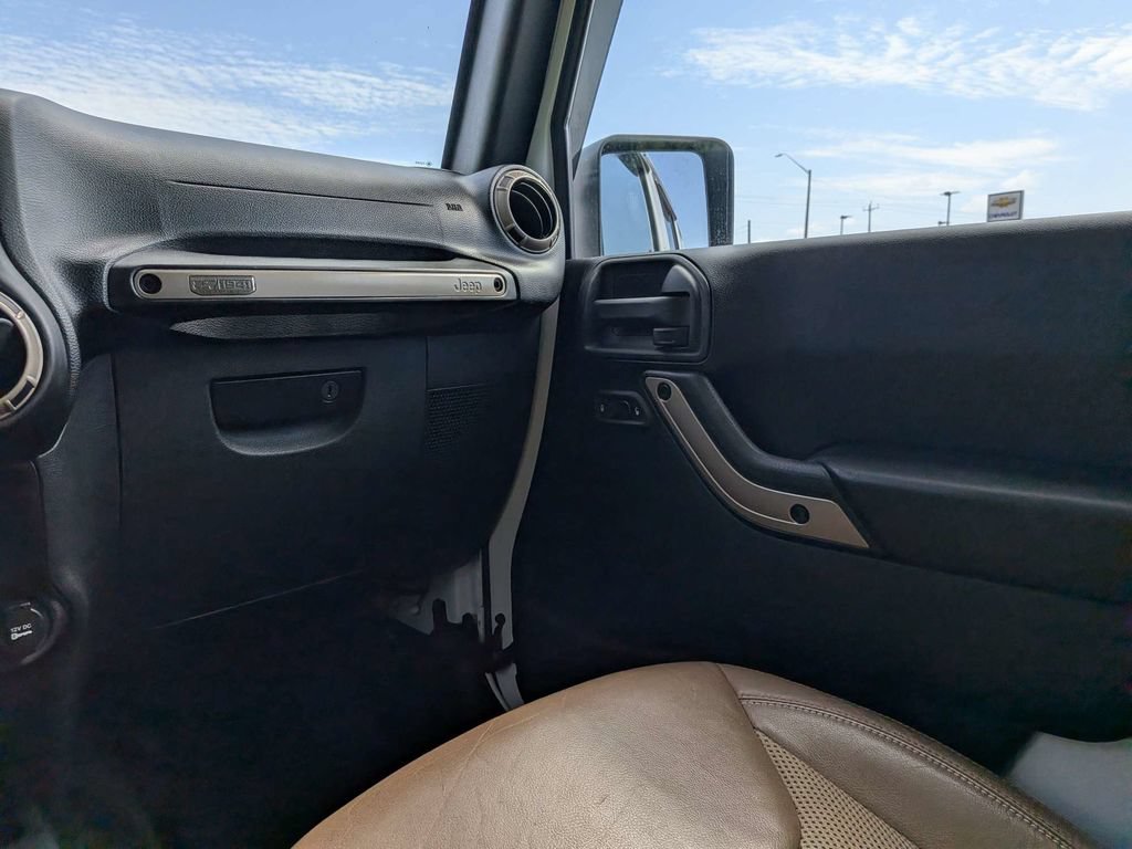 Used 2017 Jeep Wrangler Unlimited Sahara AWD/4WD image 16
