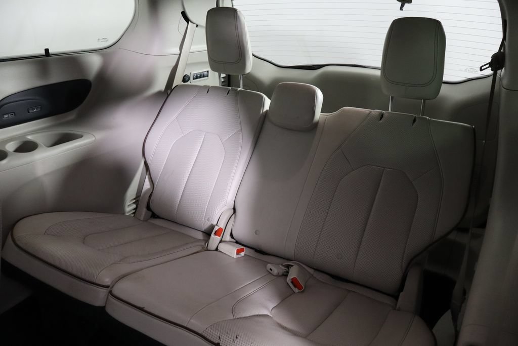 Used 2017 Chrysler Pacifica Limited w/ UConnect Theater Package FWD image 16