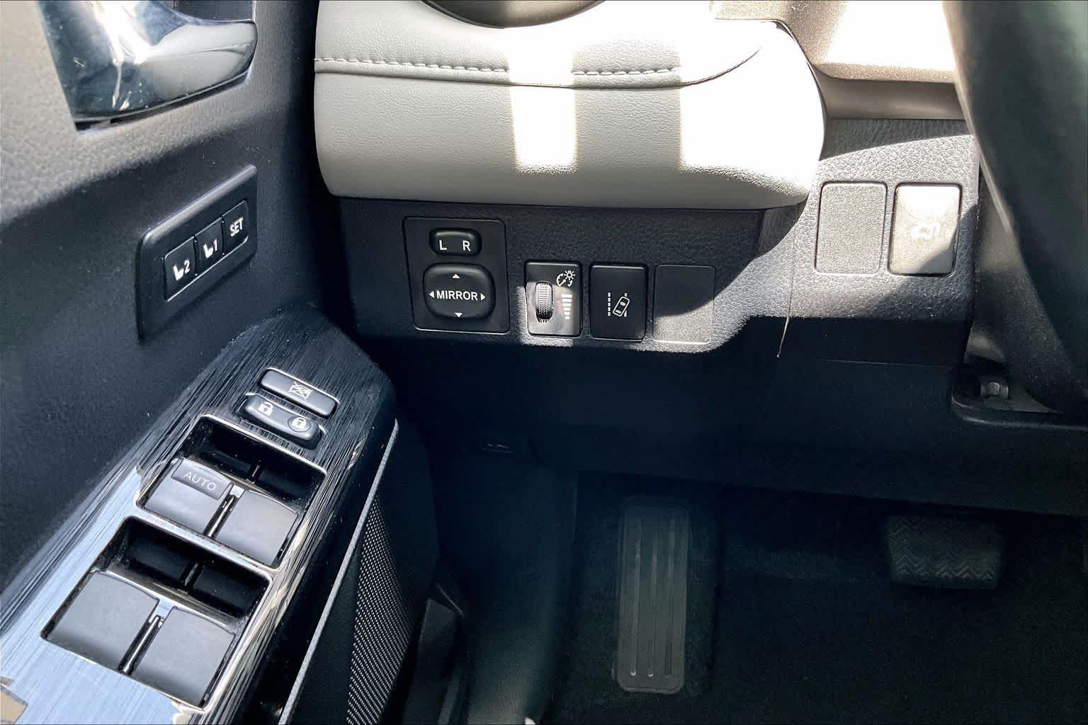 Used 2018 Toyota RAV4 Limited FWD image 33