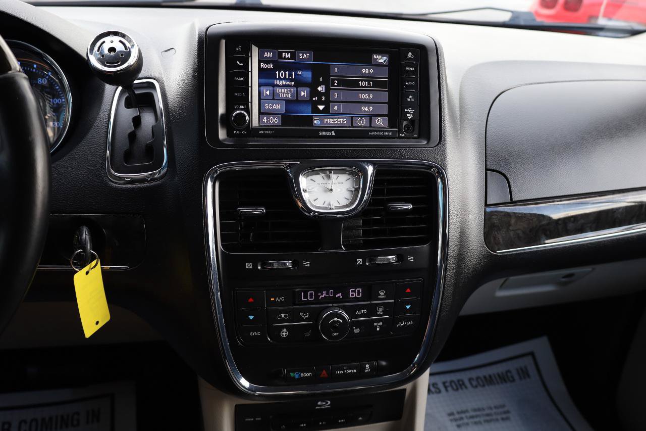 Used 2015 Chrysler Town & Country Limited Platinum FWD image 11