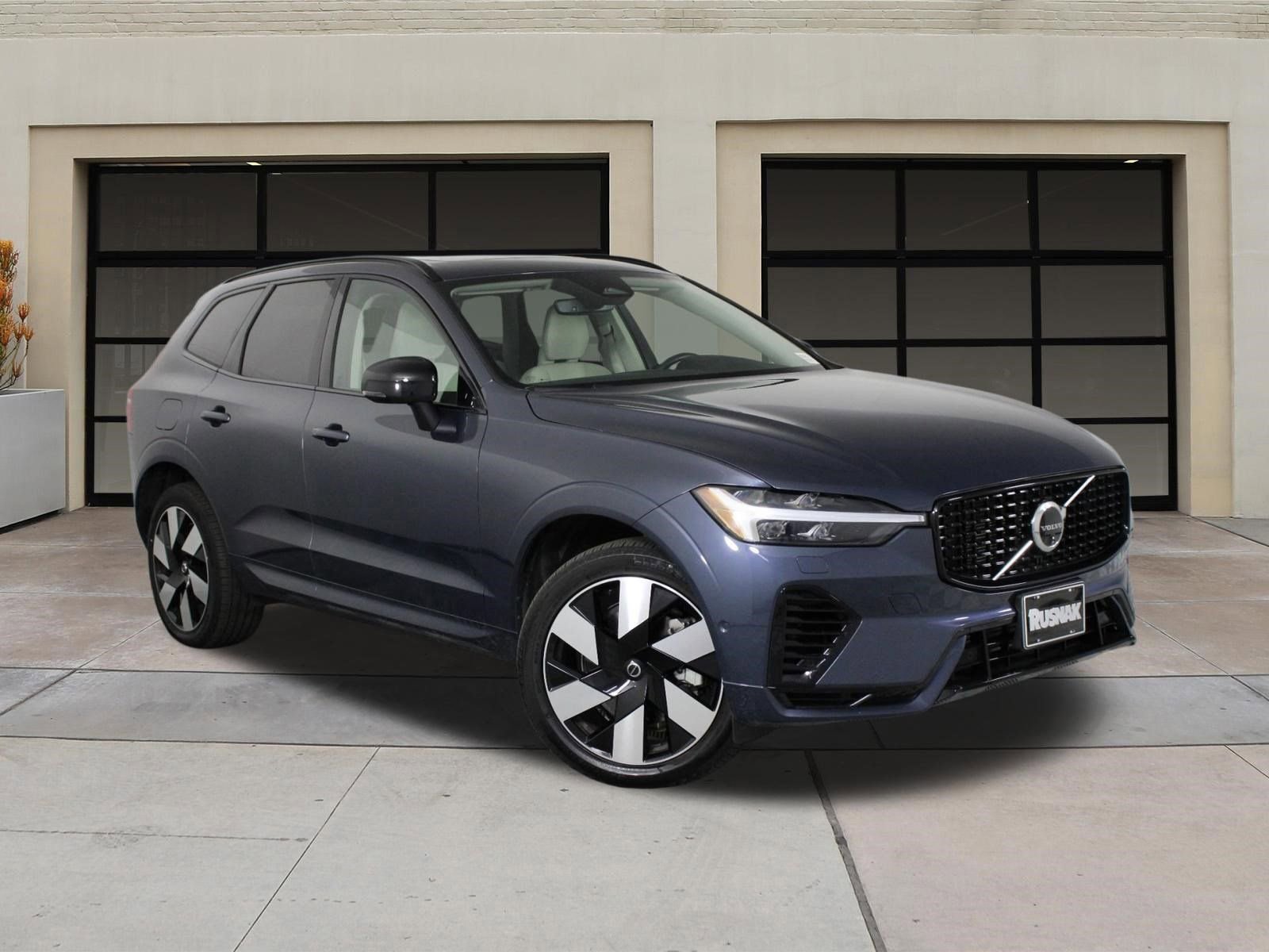 Certified 2025 Volvo XC60 T8 Plus w/ Protection Package Premier image 34