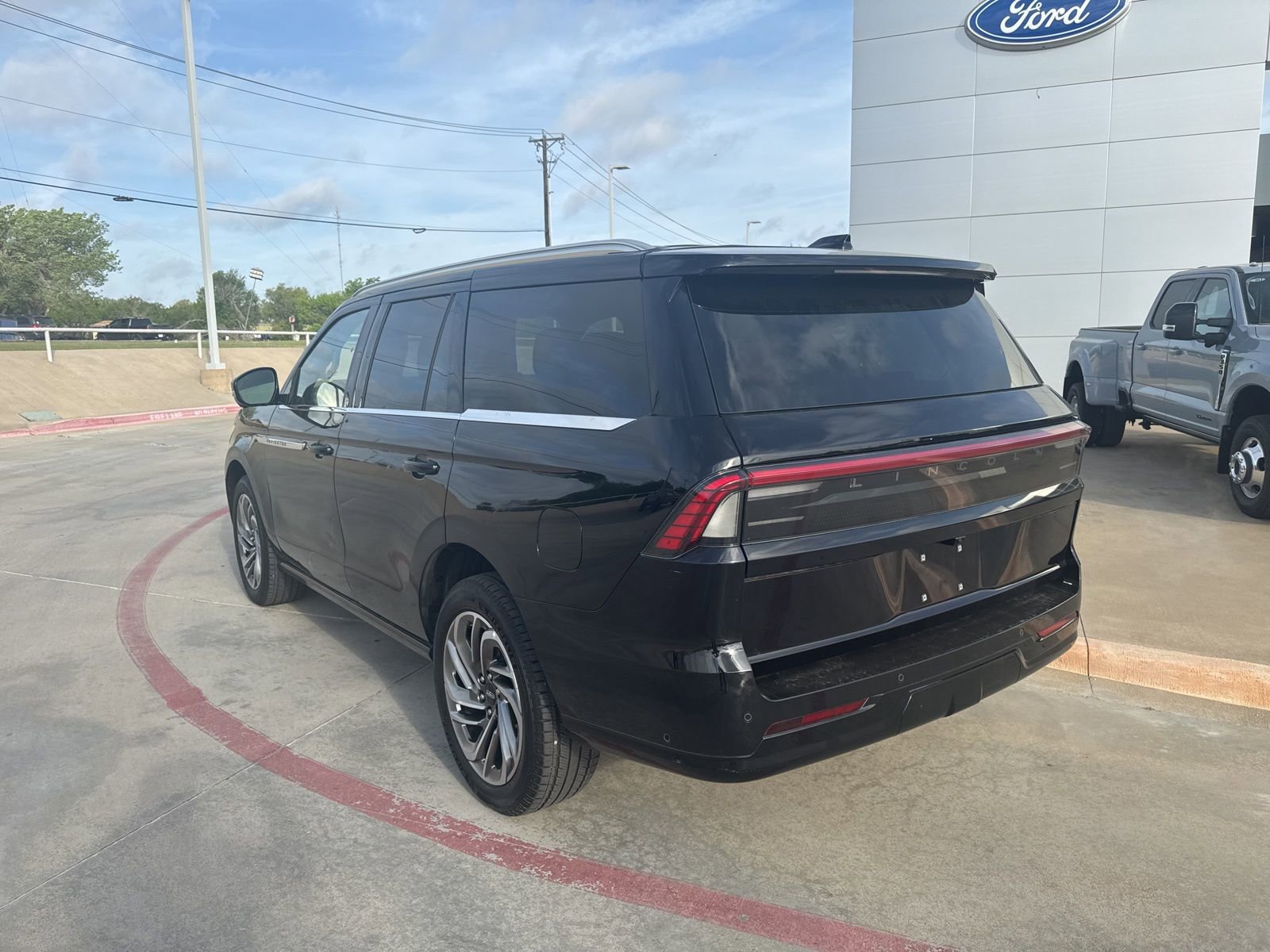 Used 2025 Lincoln Navigator Reserve image 7