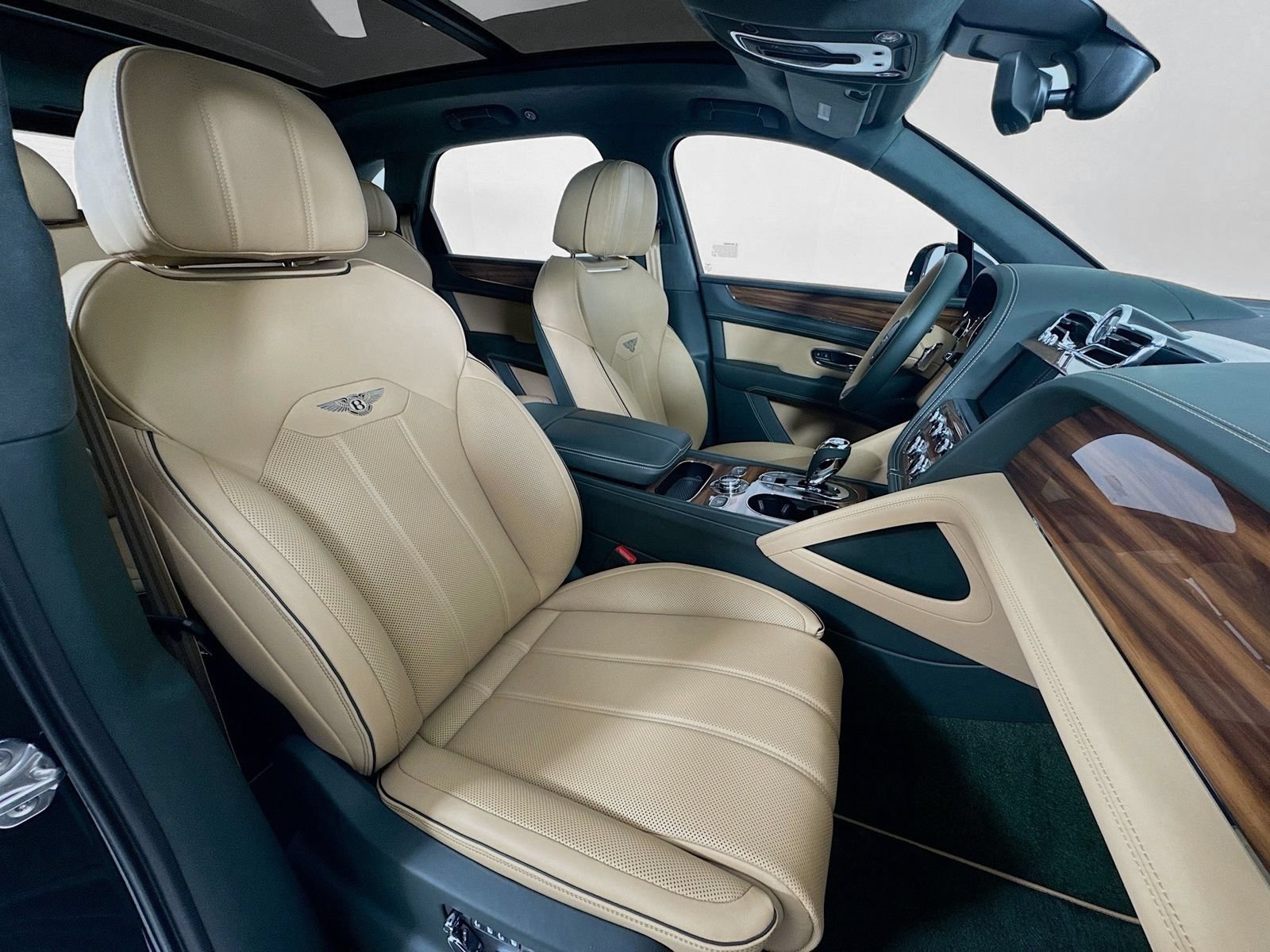 Certified 2025 Bentley Bentayga AWD/4WD image 28