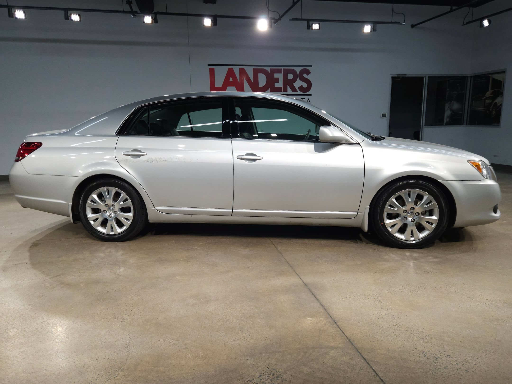 Used 2009 Toyota Avalon XLS FWD image 8