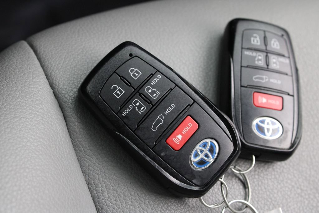 Used 2024 Toyota Sienna XLE image 31