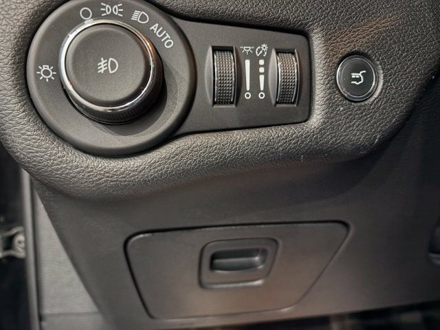 Used 2019 Jeep Cherokee Overland AWD/4WD image 18