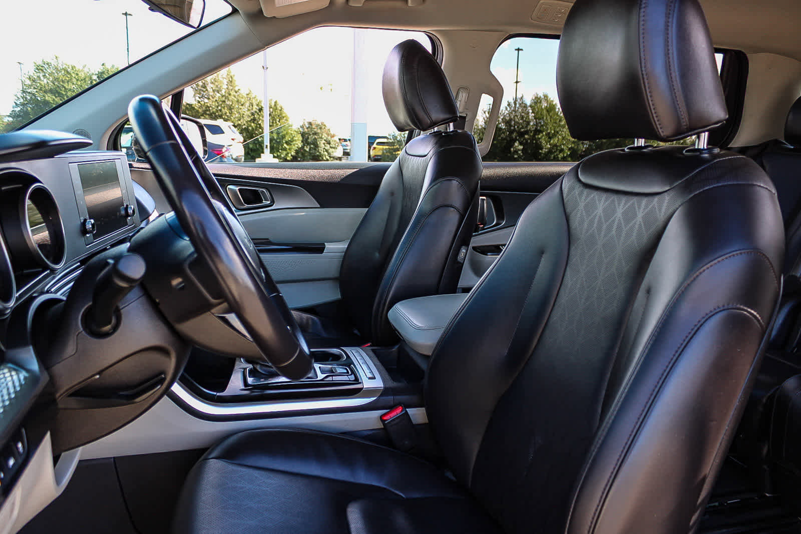 Used 2024 Kia Carnival LX image 17