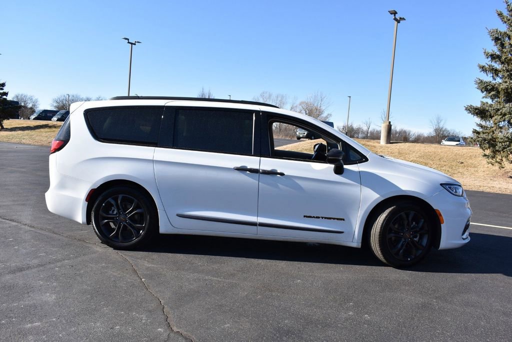 Used 2024 Chrysler Pacifica Touring-L w/ Uconnect Theater Family Group image 4