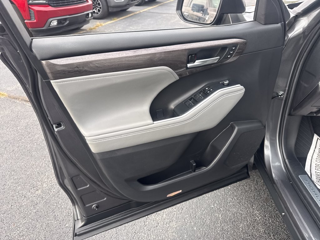 Used 2023 Toyota Highlander Limited AWD/4WD image 31