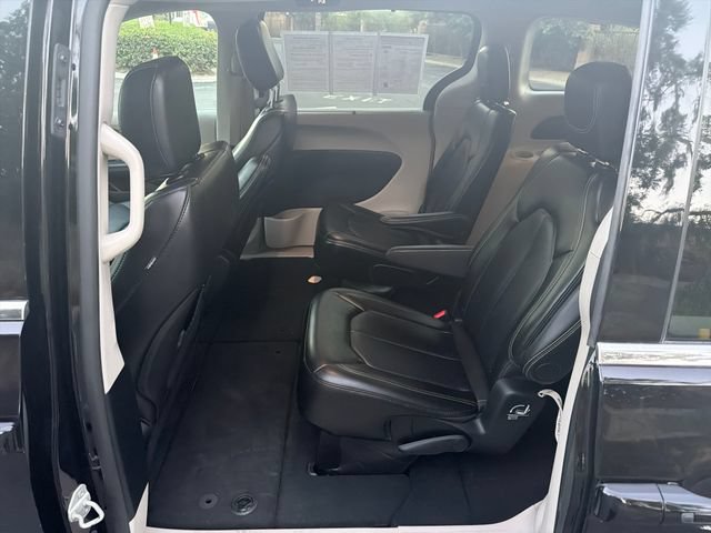 Used 2024 Chrysler Pacifica Touring-L FWD image 19