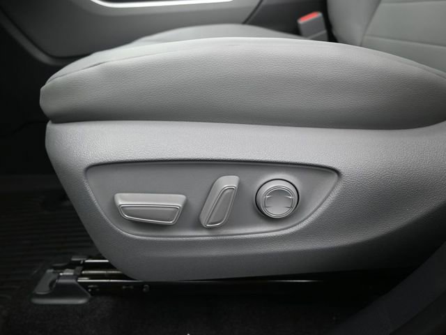 Used 2026 Toyota Highlander XLE image 9